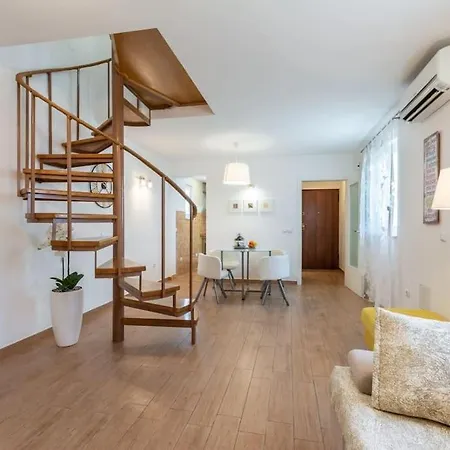 Sun House In The Centre * سبليت